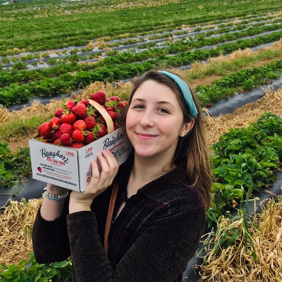 Meet your Posher, Alyssa - Picture 1 of 2